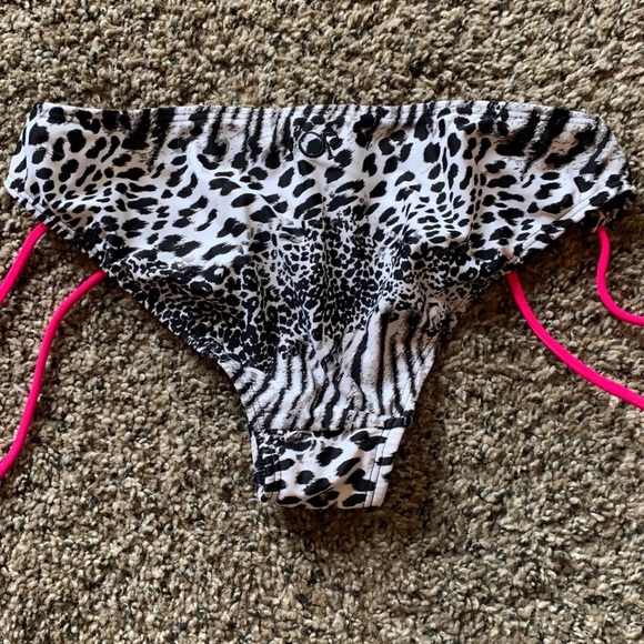 Bikini - Picture 2 of 4